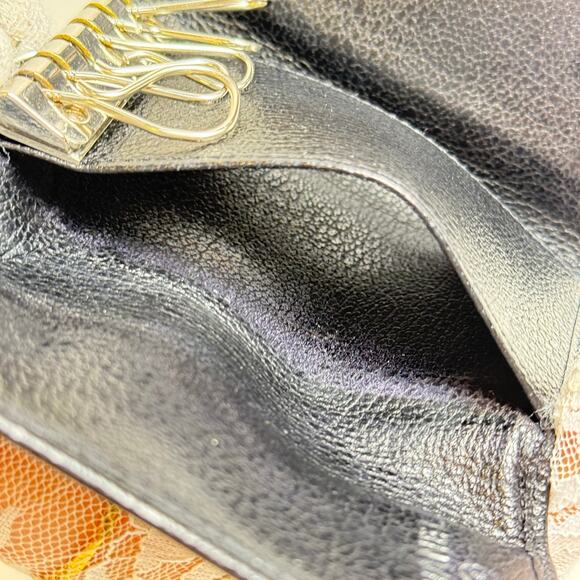 Chanel 2009 Goatskin Camellia Embossed 6 Key Holder in Black Made in Italy - Picture 12 of 12